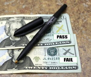 How to tell a counterfeit note using a counterfeit detection pen.